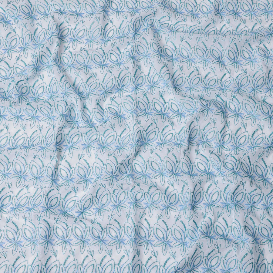 ثوب سوداني من قماش الفوال السويسري الأبيض مع تطريز زهور زرقاء، 4.5 متر × 140 سم - D21391