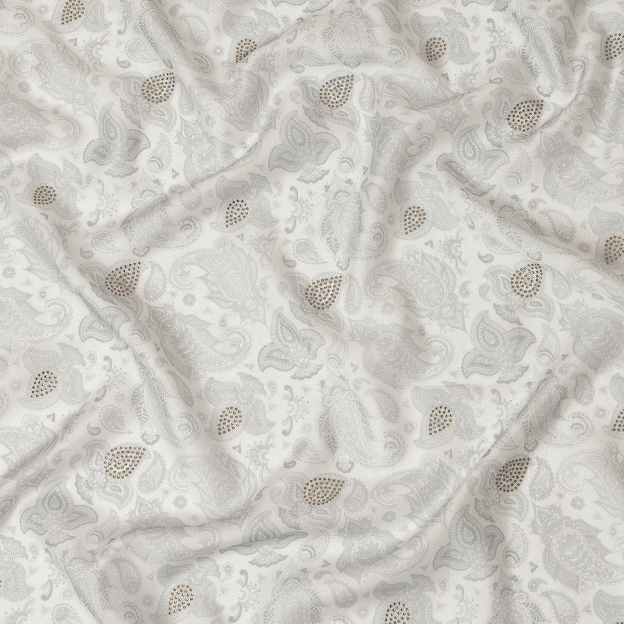 قماش فيسكوز صناعي رمادي فاتح مع نقشة بيزلي فضية وأحجار، عرض 110 سم - D20576