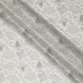 قماش فيسكوز صناعي رمادي فاتح مع نقشة بيزلي فضية وأحجار، عرض 110 سم - D20576