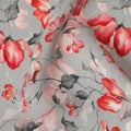 قماش فيسكوز رمادي فاتح مع طباعة رقمية زهرية باللونين الأحمر والوردي، عرض 110 سم - D20624