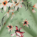 قماش فيسكوز أخضر فاتح مع طباعة رقمية بأزهار باللونين الأبيض والأحمر، عرض 110 سم - D20636
