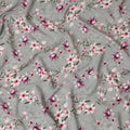 قماش فيسكوز رمادي فاتح مع طباعة رقمية زهرية باللونين الوردي والأبيض، عرض 110 سم - D20638