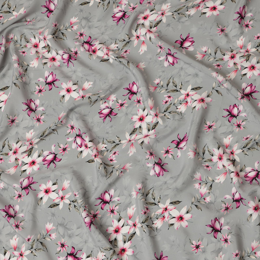 قماش فيسكوز رمادي فاتح مع طباعة رقمية زهرية باللونين الوردي والأبيض، عرض 110 سم - D20638