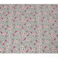 قماش فيسكوز رمادي فاتح مع طباعة رقمية زهرية باللونين الوردي والأبيض، عرض 110 سم - D20638