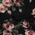 قماش ساتان حرير خالص بطبعة ورد باللونين الأسود والوردي، عرض 140 سم، صنع في إيطاليا -D21172