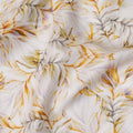 قماش قطني ساتان بطبعة أوراق شجر باللونين الأبيض والذهبي - عرض 110 سم - D21959