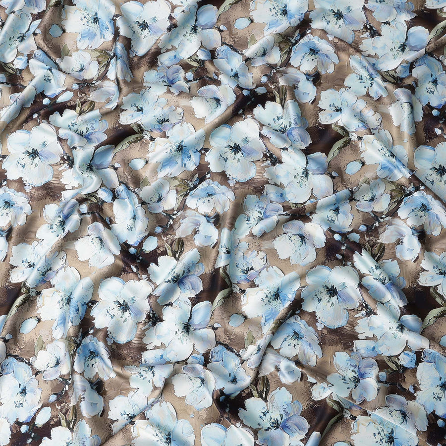 قماش ساتان إيطالي فاخر باللون البيج مع طبعة زهور زرقاء وبيضاء - 140 سم - D22281