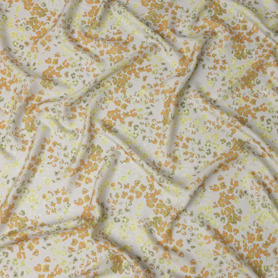 قماش ساتان حريري نقي رمادي فاتح بطبعة تجريدية باللونين الأصفر والبرتقالي - 140 سم، مستورد من كوريا الجنوبية - D22286