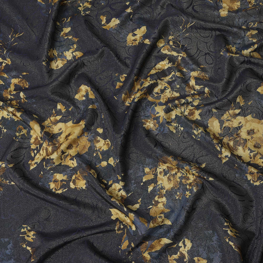 قماش ساتان حريري خالص أزرق داكن بطبعة زهور ذهبية وزرقاء داكنة - 140 سم، مستورد من إسبانيا - D22290