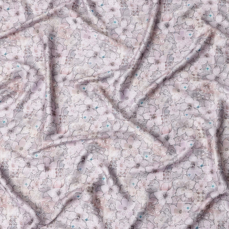 قماش ساتان قطني رمادي فاتح بطبعة زهور وردية وزرقاء ناعمة - 110 سم، مستورد من الهند - D22302