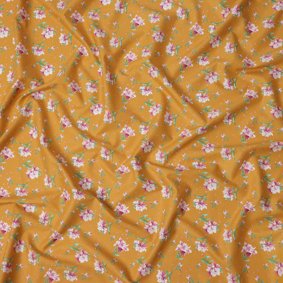 قماش قطني مطبوع عليه زهور باللون الأصفر الخردلي مع أزهار وردية وبيضاء وأوراق خضراء، خفيف الوزن وناعم الملمس، عرض 110 سم، صنع في الهند - D22536