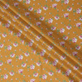 قماش قطني مطبوع عليه زهور باللون الأصفر الخردلي مع أزهار وردية وبيضاء وأوراق خضراء، خفيف الوزن وناعم الملمس، عرض 110 سم، صنع في الهند - D22536