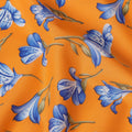 قماش قطني برتقالي اللون مع طبعة زهور زرقاء بالكامل ولمسات من أوراق الشجر الخضراء الزيتونية، خفيف الوزن وناعم الملمس، عرض 110 سم، صنع في الهند - D22539