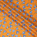 قماش قطني برتقالي اللون مع طبعة زهور زرقاء بالكامل ولمسات من أوراق الشجر الخضراء الزيتونية، خفيف الوزن وناعم الملمس، عرض 110 سم، صنع في الهند - D22539