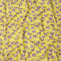 قماش قطني أصفر مع طباعة زهور أرجوانية كاملة ولمسات من أوراق الشجر الخضراء، لمسة نهائية ناعمة وخفيفة الوزن، عرض 110 سم، صنع في الهند - D22542