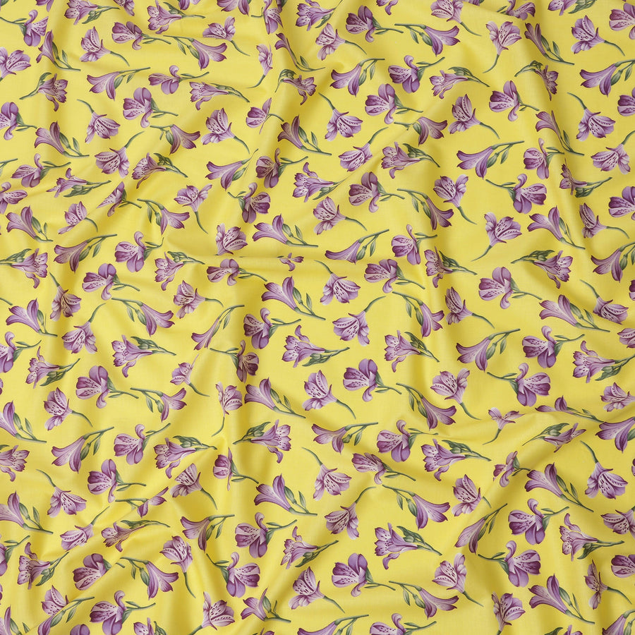 قماش قطني أصفر مع طباعة زهور أرجوانية كاملة ولمسات من أوراق الشجر الخضراء، لمسة نهائية ناعمة وخفيفة الوزن، عرض 110 سم، صنع في الهند - D22542