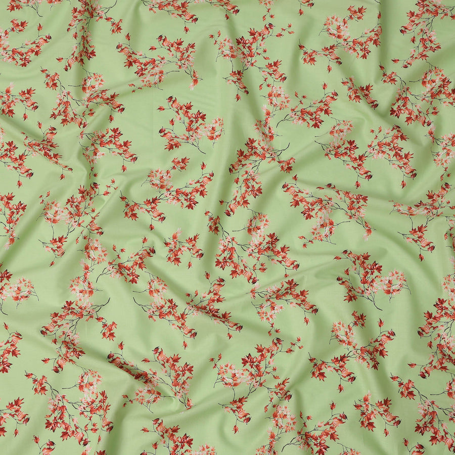 قماش قطني أخضر فاتح مع طباعة على شكل أغصان أوراق حمراء وخوخية بالكامل مع خطوط سوداء دقيقة، لمسة نهائية ناعمة وخفيفة الوزن، عرض 110 سم، صنع في الهند - D22551