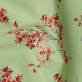 قماش قطني أخضر فاتح مع طباعة على شكل أغصان أوراق حمراء وخوخية بالكامل مع خطوط سوداء دقيقة، لمسة نهائية ناعمة وخفيفة الوزن، عرض 110 سم، صنع في الهند - D22551
