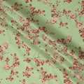 قماش قطني أخضر فاتح مع طباعة على شكل أغصان أوراق حمراء وخوخية بالكامل مع خطوط سوداء دقيقة، لمسة نهائية ناعمة وخفيفة الوزن، عرض 110 سم، صنع في الهند - D22551