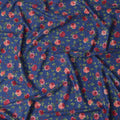 قماش قطني أزرق داكن مع طبعة زهور وردية كاملة باللونين الأحمر والخوخي مع لمسات من أوراق الشجر الخضراء، لمسة نهائية ناعمة وخفيفة الوزن، عرض 110 سم، صنع في الهند - D22558