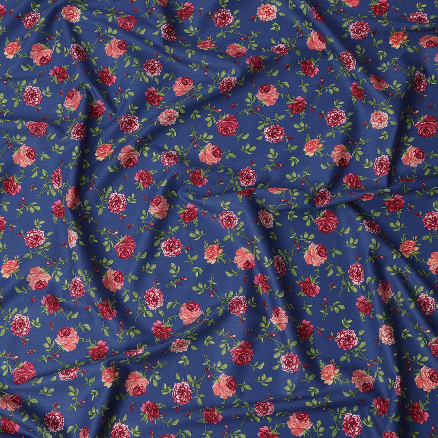 قماش قطني أزرق داكن مع طبعة زهور وردية كاملة باللونين الأحمر والخوخي مع لمسات من أوراق الشجر الخضراء، لمسة نهائية ناعمة وخفيفة الوزن، عرض 110 سم، صنع في الهند - D22558