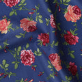قماش قطني أزرق داكن مع طبعة زهور وردية كاملة باللونين الأحمر والخوخي مع لمسات من أوراق الشجر الخضراء، لمسة نهائية ناعمة وخفيفة الوزن، عرض 110 سم، صنع في الهند - D22558