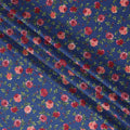 قماش قطني أزرق داكن مع طبعة زهور وردية كاملة باللونين الأحمر والخوخي مع لمسات من أوراق الشجر الخضراء، لمسة نهائية ناعمة وخفيفة الوزن، عرض 110 سم، صنع في الهند - D22558