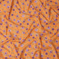 قماش قطني برتقالي اللون مع طبعة زهور وردية أرجوانية بالكامل ولمسات من أوراق الشجر الخضراء، لمسة نهائية ناعمة وخفيفة الوزن، عرض 110 سم، صنع في الهند - D22559