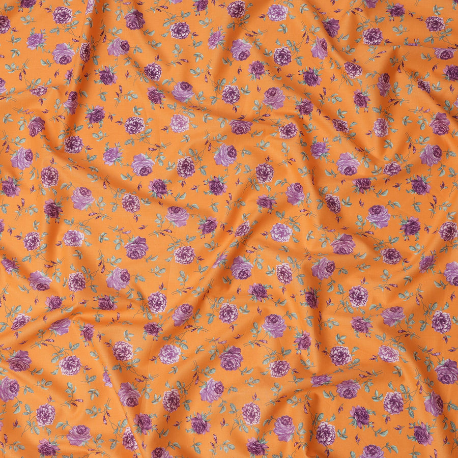 قماش قطني برتقالي اللون مع طبعة زهور وردية أرجوانية بالكامل ولمسات من أوراق الشجر الخضراء، لمسة نهائية ناعمة وخفيفة الوزن، عرض 110 سم، صنع في الهند - D22559