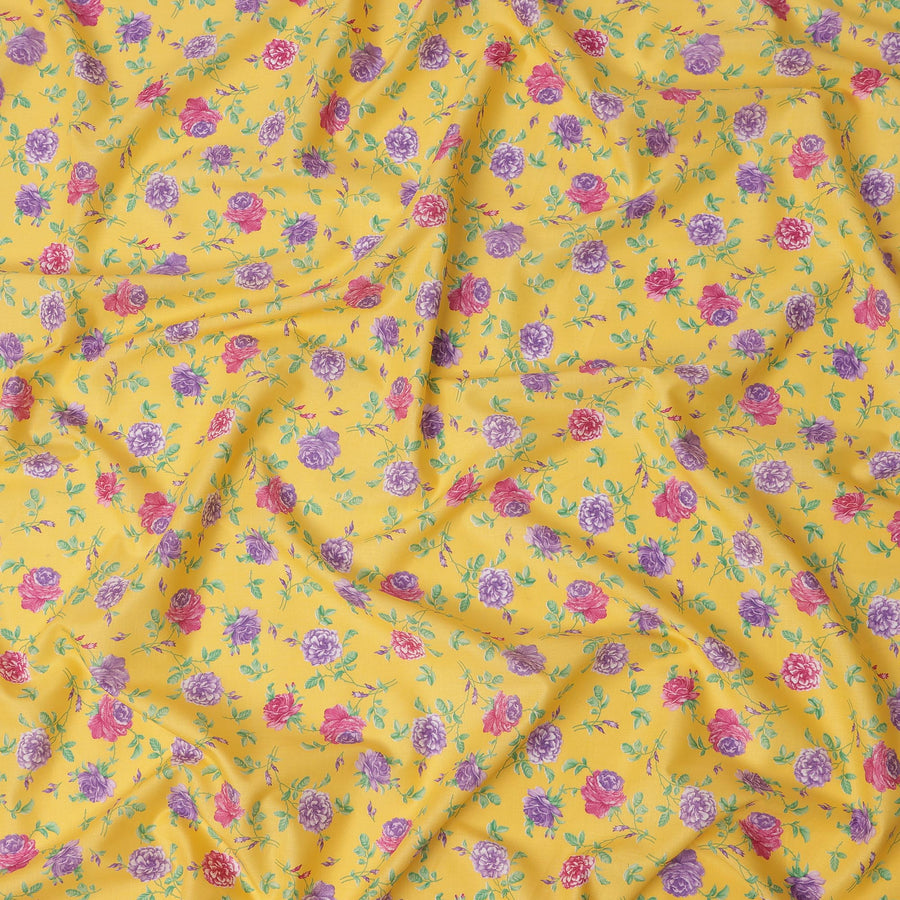 قماش قطني أبيض عاجي مع طبعة زهور ورود حمراء كاملة ولمسات أوراق بيج، لمسة نهائية ناعمة وخفيفة الوزن، عرض 110 سم، صنع في الهند - D22561