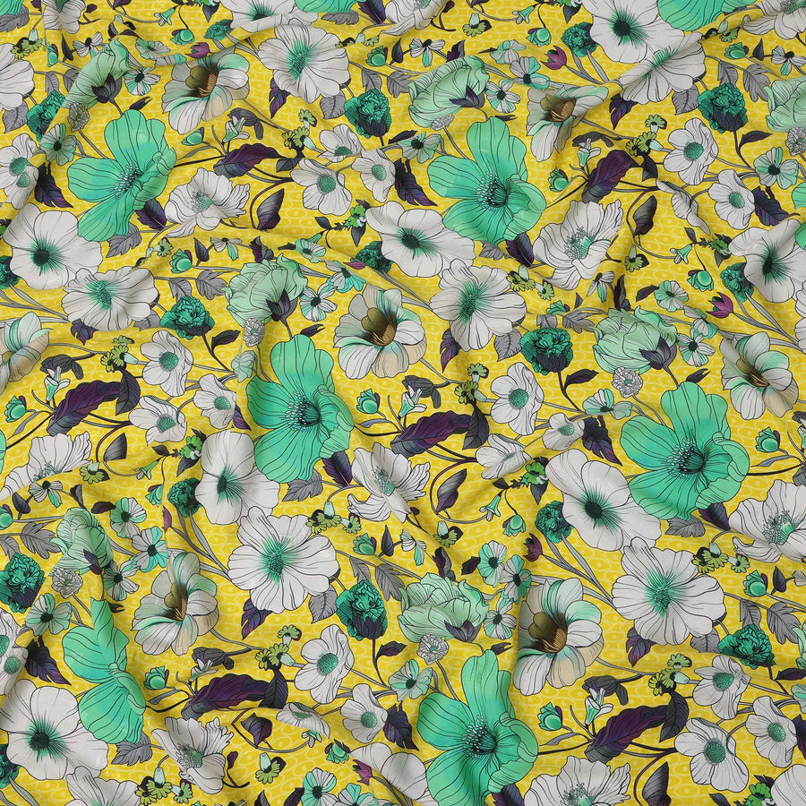 قماش حرير ساتان إيطالي فاخر بقاعدة صفراء بطبعة زهور زرقاء وبيضاء، عرض 140 سم، صنع في إيطاليا - D22976