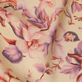 قماش ساتان حريري إيطالي فاخر بقاعدة بلون الخوخ الفاتح مع طبعة زهور باللونين الوردي والأرجواني، عرض 140 سم، صنع في إيطاليا - D22980