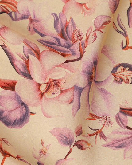 قماش ساتان حريري إيطالي فاخر بقاعدة بلون الخوخ الفاتح مع طبعة زهور باللونين الوردي والأرجواني، عرض 140 سم، صنع في إيطاليا - D22980