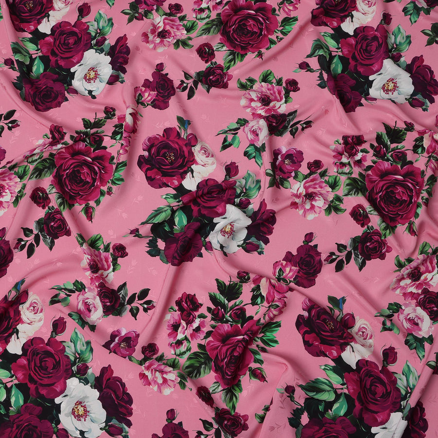 قماش حرير ساتان إيطالي فاخر بقاعدة وردية مع طبعة زهور وردية باللون العنابي والأبيض والأخضر، عرض 140 سم، صنع في إيطاليا - D22982