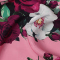قماش حرير ساتان إيطالي فاخر بقاعدة وردية مع طبعة زهور وردية باللون العنابي والأبيض والأخضر، عرض 140 سم، صنع في إيطاليا - D22982