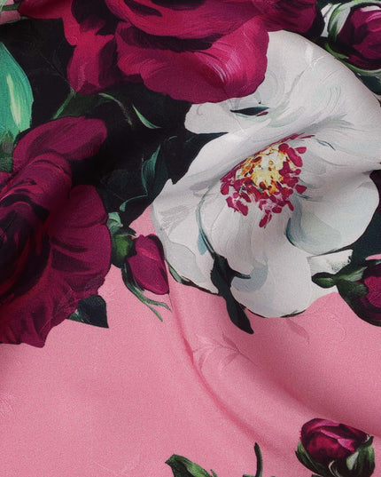 قماش حرير ساتان إيطالي فاخر بقاعدة وردية مع طبعة زهور وردية باللون العنابي والأبيض والأخضر، عرض 140 سم، صنع في إيطاليا - D22982