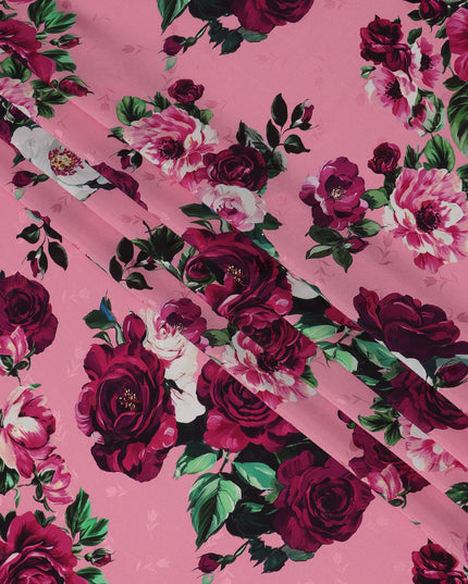 قماش حرير ساتان إيطالي فاخر بقاعدة وردية مع طبعة زهور وردية باللون العنابي والأبيض والأخضر، عرض 140 سم، صنع في إيطاليا - D22982