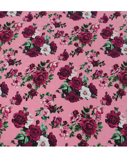 قماش حرير ساتان إيطالي فاخر بقاعدة وردية مع طبعة زهور وردية باللون العنابي والأبيض والأخضر، عرض 140 سم، صنع في إيطاليا - D22982