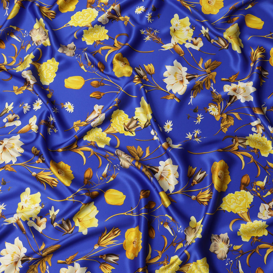 قماش حرير ساتان إيطالي فاخر بقاعدة زرقاء ملكية مع طبعة زهور صفراء وبيج، عرض 140 سم، صنع في إيطاليا - D22986