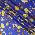 قماش حرير ساتان إيطالي فاخر بقاعدة زرقاء ملكية مع طبعة زهور صفراء وبيج، عرض 140 سم، صنع في إيطاليا - D22986