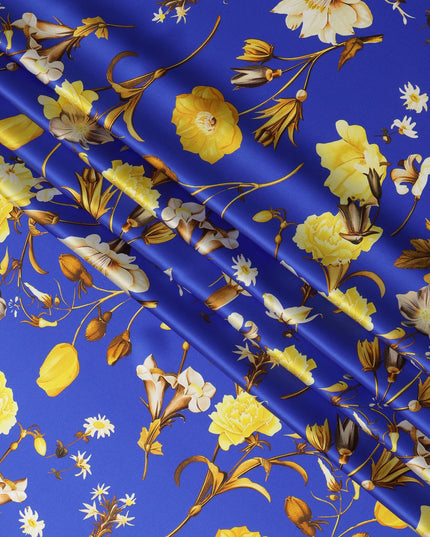 قماش حرير ساتان إيطالي فاخر بقاعدة زرقاء ملكية مع طبعة زهور صفراء وبيج، عرض 140 سم، صنع في إيطاليا - D22986