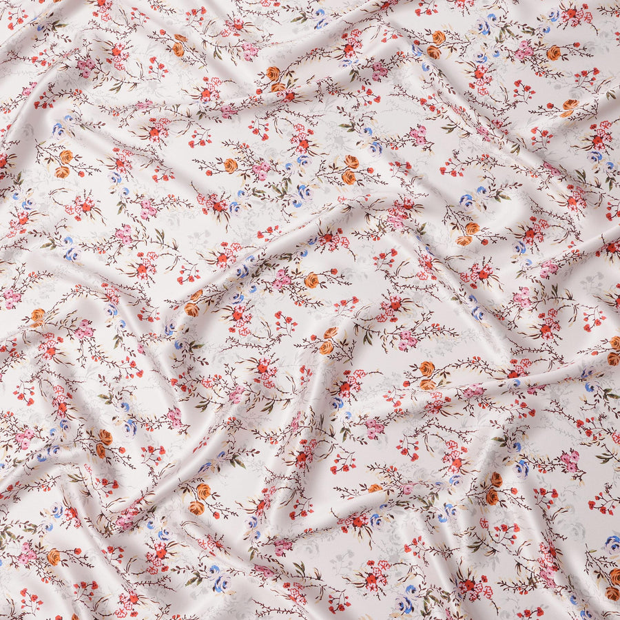 قماش حرير ساتان إيطالي فاخر بقاعدة بيضاء عاجي مع طباعة زهور صغيرة باللون الأحمر والأزرق والبيج، عرض 140 سم، صنع في إيطاليا - D22988