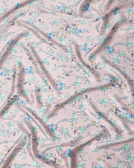 قاعدة وردية باهتة مع طباعة زهور صغيرة باللون الأزرق والأصفر والأزرق المائي، قماش حرير ساتان إيطالي فاخر، عرض 140 سم، صنع في إيطاليا - D22990