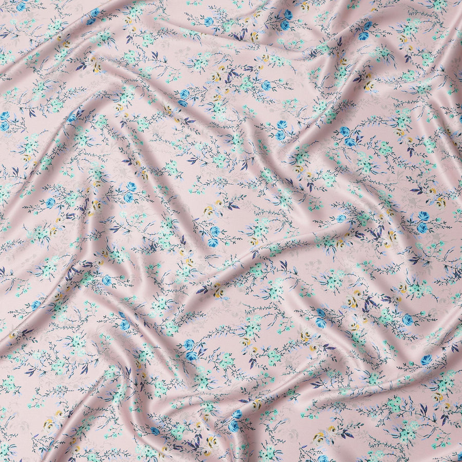 قاعدة وردية باهتة مع طباعة زهور صغيرة باللون الأزرق والأصفر والأزرق المائي، قماش حرير ساتان إيطالي فاخر، عرض 140 سم، صنع في إيطاليا - D22990