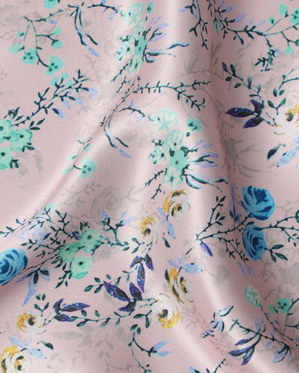 قاعدة وردية باهتة مع طباعة زهور صغيرة باللون الأزرق والأصفر والأزرق المائي، قماش حرير ساتان إيطالي فاخر، عرض 140 سم، صنع في إيطاليا - D22990