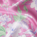 قماش حرير ساتان إيطالي فاخر بقاعدة وردية مع طبعة زهور باللون الأبيض واللافندر والأخضر، عرض 140 سم، صنع في إيطاليا - D22991