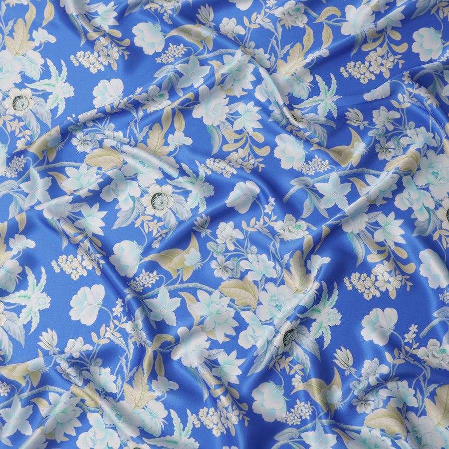 قماش حرير ساتان إيطالي فاخر بقاعدة زرقاء ملكية مع طبعة زهور باللون الأبيض والأزرق السماوي والبيج، عرض 140 سم، صنع في إيطاليا - D22993