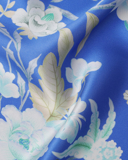 قماش حرير ساتان إيطالي فاخر بقاعدة زرقاء ملكية مع طبعة زهور باللون الأبيض والأزرق السماوي والبيج، عرض 140 سم، صنع في إيطاليا - D22993