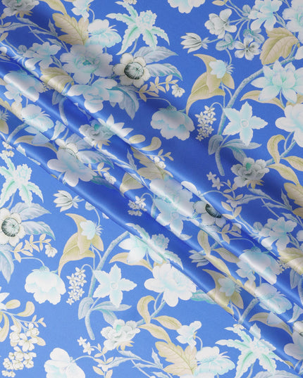 قماش حرير ساتان إيطالي فاخر بقاعدة زرقاء ملكية مع طبعة زهور باللون الأبيض والأزرق السماوي والبيج، عرض 140 سم، صنع في إيطاليا - D22993
