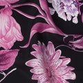 قماش حرير ساتان إيطالي فاخر بقاعدة سوداء مع طبعة زهور نباتية باللون الوردي والأرجواني والأبيض، عرض 140 سم، صنع في إيطاليا - D22995